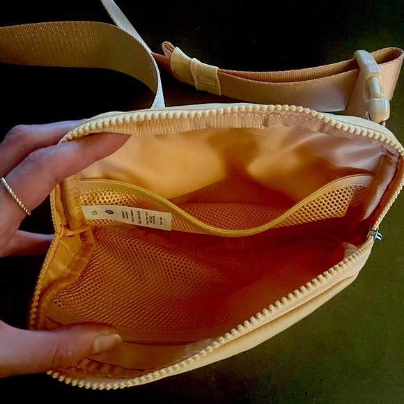 NWOT Lululemon/Orange Theory Everywhere Belt Bag - Picture 3 of 3